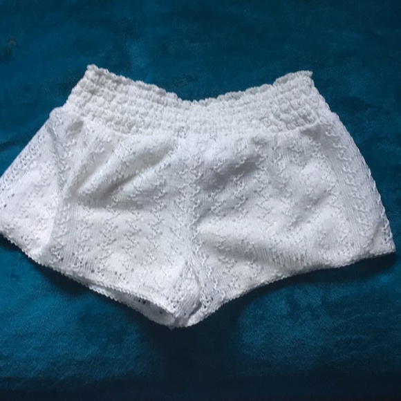 white laced shorts - Picture 2 of 2